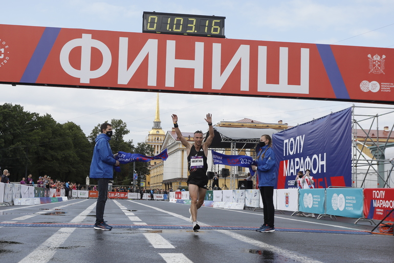 В Петербурге стартовал полумарафон «Северная столица»