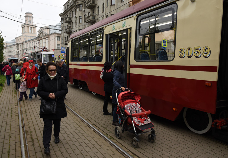 Первый ретро-трамвай прибыл в Петербург