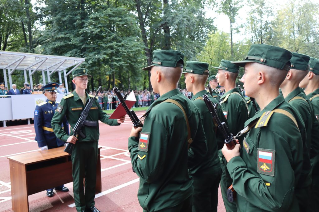 Более 700 курсантов Военно-медицинской академии приняли присягу в Петербурге