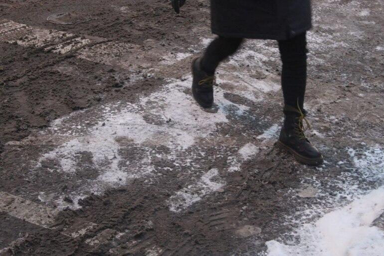 В Петербурге закупят 20 тысяч тонн сильного противогололедного реагента, но пострадали уже многие