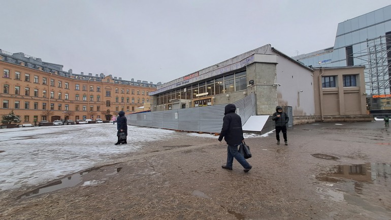 Рабочие разобрали рухнувшие ступени на «Сенной площади» в Петербурге