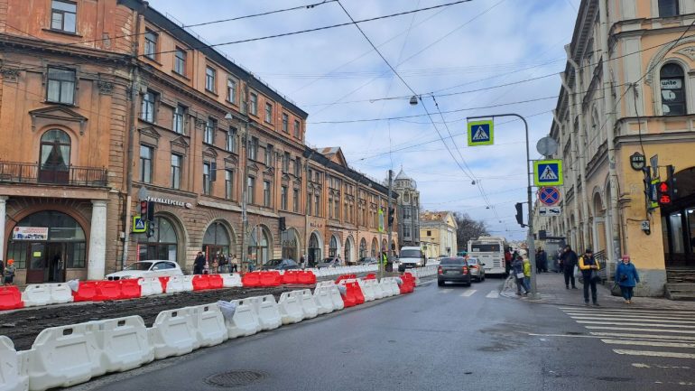 Дорожники ограничили движение автомобилей по Садовой