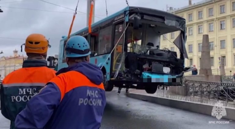 Пострадавшим в ДТП с автобусом на Мойке сообщили, куда обращаться за компенсациями