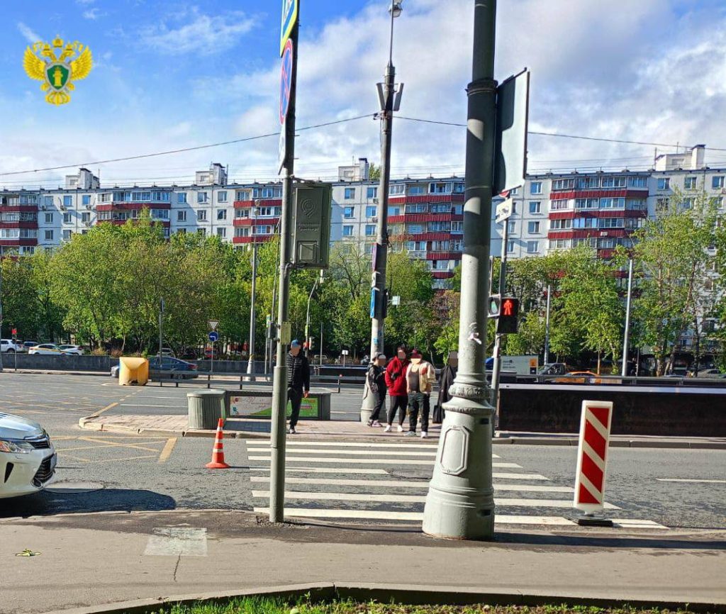 В Москве переходившего дорогу на зеленый мальчика сбил курьер на электровелосипеде 