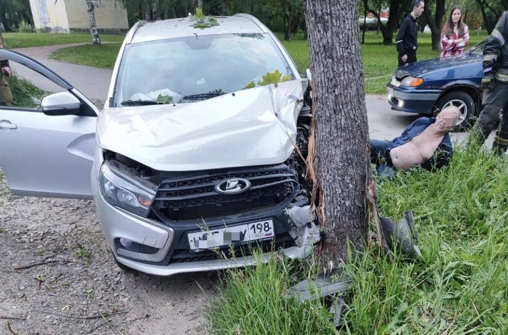 LADA с нетрезвым водителем врезалась в дерево на Лермонтова