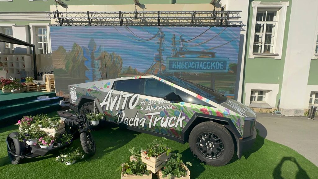 Авито представил дачный Tesla Cybertruck в рамках ПМЭФ