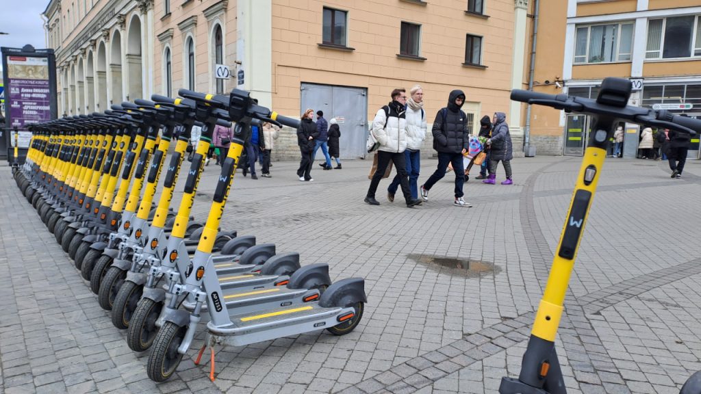 В восьми районах Петербурга ограничили движение электросамокатов