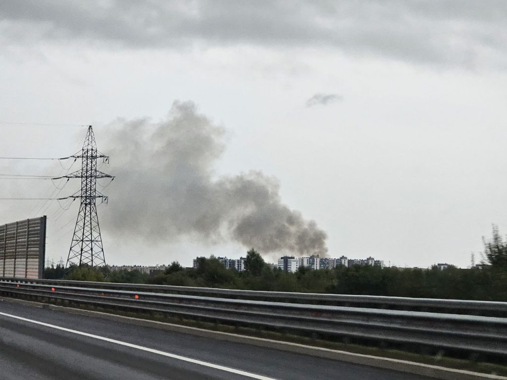 Петербуржцев напугал густой дым над Новосельем